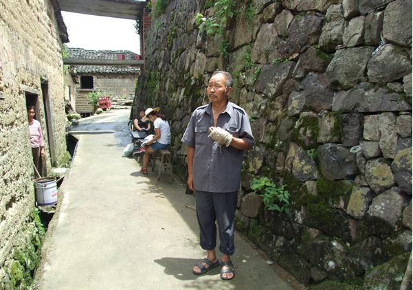 杨水良现在一家就居住在这间泥土房里