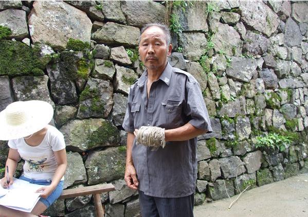 自愿者正在记录杨水良家里的情况