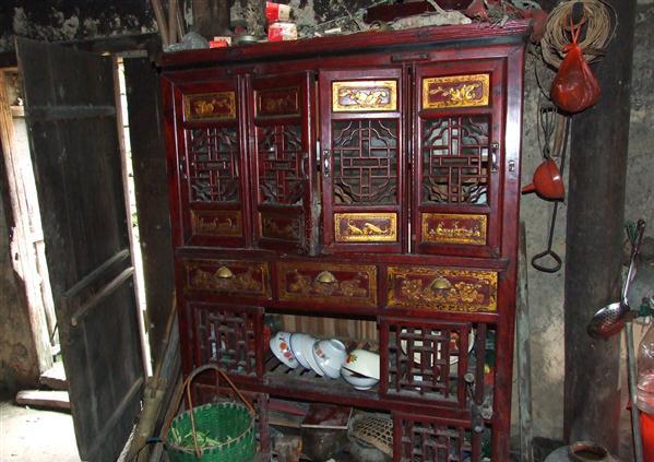 杨水良家里的橱柜年代已经很久