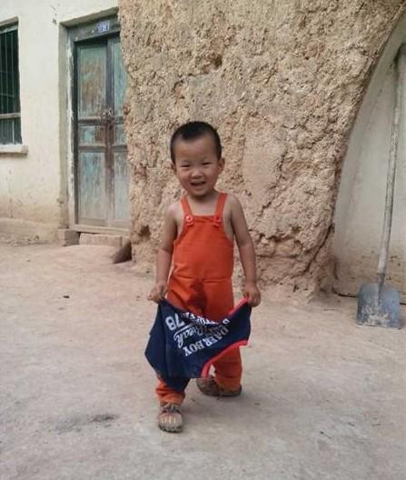 小鑫诺的脚和他天真的笑容更让人难受