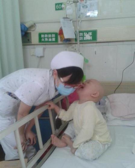宝宝太可爱,护士姐姐都很喜欢,每次打针封管宝宝都会谢谢姐姐,知道宝宝说什么吗:我喜欢你哦
