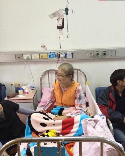 周雯雯的都发都快掉光了,但她任然微笑着,她是勇敢的