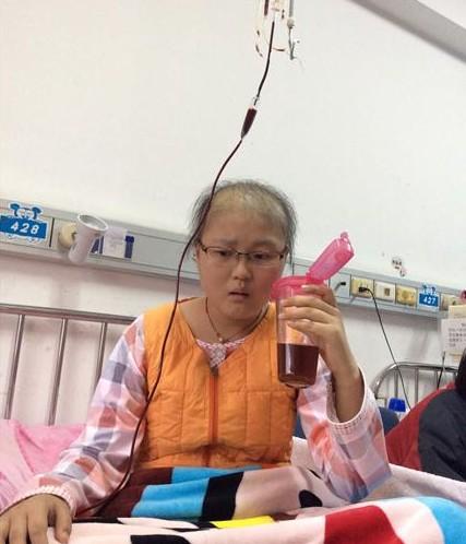 周雯雯的在化疗中,口服药物痛苦要呕吐的表情