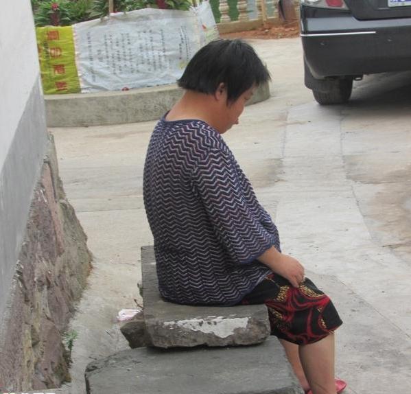 吴筱贞的背影很凄凉,一个人坐在那发呆,她什么也不懂