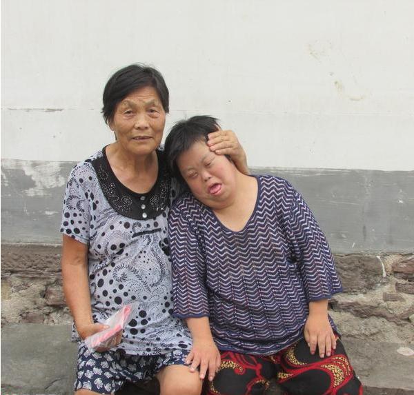 吴筱贞的母亲收到了志愿者给她们的捐款