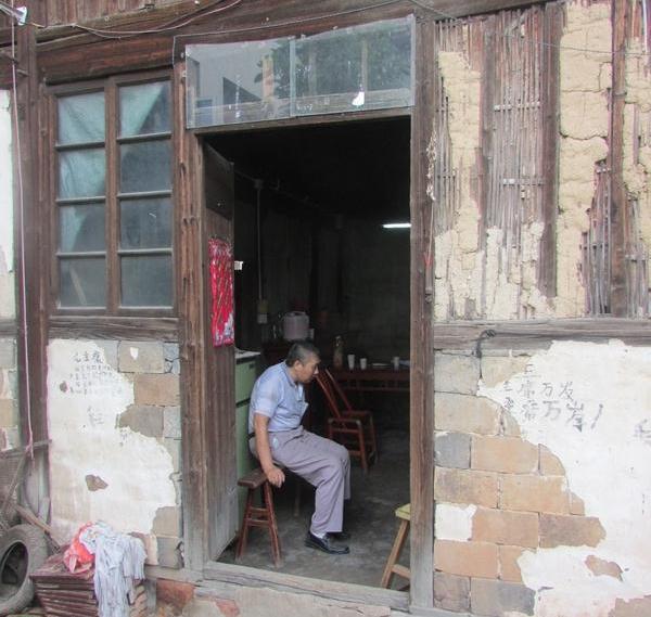 吴孝星家的窗户也是破破烂烂的,窗户用黄泥土修过的