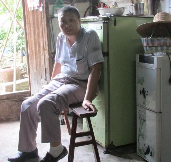 吴孝星想到自己以后都是不能走路,眼神很呆滞