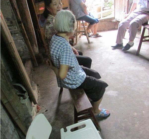 吴孝星的母亲在和志愿者们讲诉家里情况以及儿子的遭遇