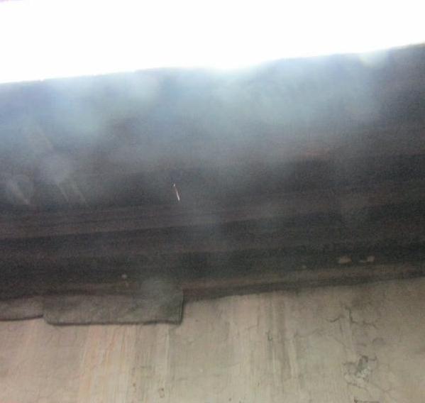 吴孝星家的房子的房顶是用瓦片铺盖的,下雨天屋内漏雨