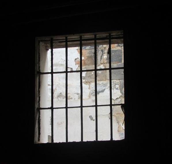 吴孝星家房子是瓦房,窗户是以前那种老式的形状,通风效果不好