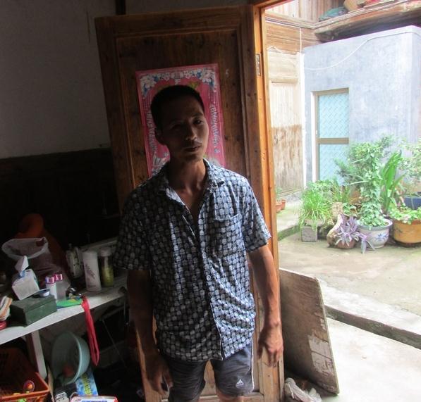 吴根巧的儿子在和志愿者们讲诉家里的困难之处