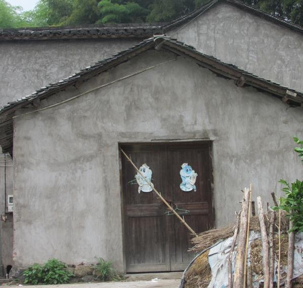 吴根巧家的小瓦房,瓦房门前堆满了稻草秆,稻草秆用来烧饭的