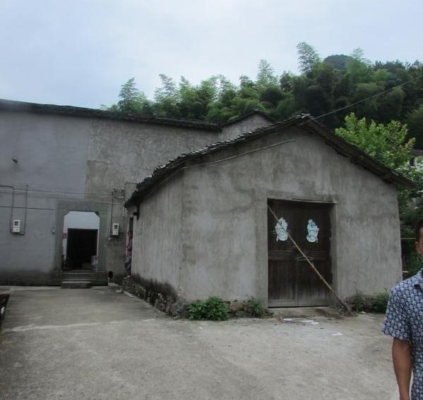 家里住得破旧的房子