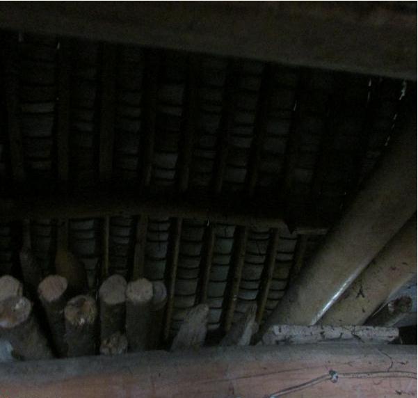 吴根巧家的房梁上堆满了木材,房梁上到处都是灰尘和蜘蛛网