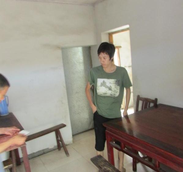 张家富正在准备好资料等志愿者们来走访