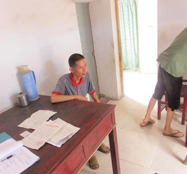 张家富在和志愿者们讲诉自己家里的情况,以及自己经历的病痛