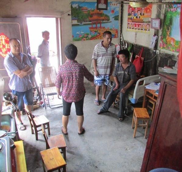 邻居们也在和志愿者说张家富家里的情况