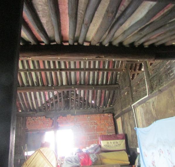 屋顶的是用木材制作的,年代久远木材变黑了