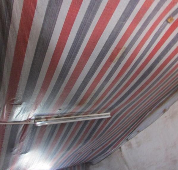 王培海家房子的顶上还用塑料袋盖着,用来防止漏雨和灰尘