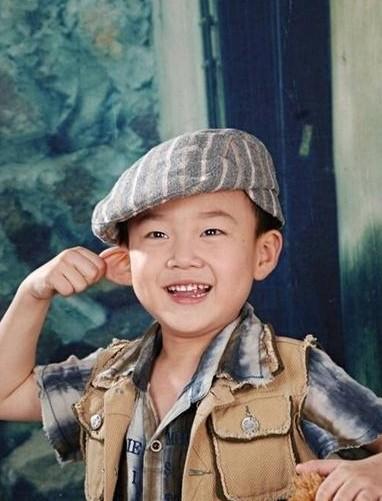 生病前的张景源,如他的小名“乐乐”一样,是个特别欢乐可爱的小孩,是全家人的开心果。父母每次看到这张照片都会哭泣!