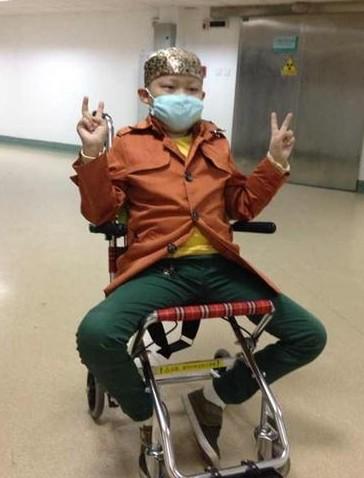我们全家颠沛流离,带着七岁的小景源开始了奔波治疗的日子。这是在陆道培血液肿瘤中心放疗室门口刚刚放疗出来的他,向我做出胜利的手势,说“妈妈,你不要怕,我已经是男子汉了我不痛的。”我瞬间泪如雨下。