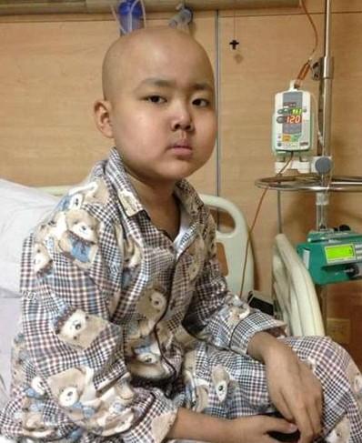 过多的服用激素药物让他的整个身体肿胀起来,他小小的身躯是如何承受起如此巨大的苦痛?