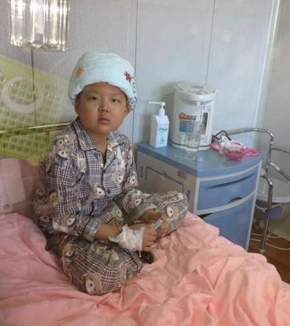 孩子由于免疫力低,发烧、恶心、呕吐是经常发生的事情,孩子似乎已经习惯了。这是高烧到将近40度,头上敷的冰袋降温。由于吃药打针已经成为像吃饭睡觉一样的必修课,宝宝慢慢的也就习惯了,总是很积极的配合治疗!