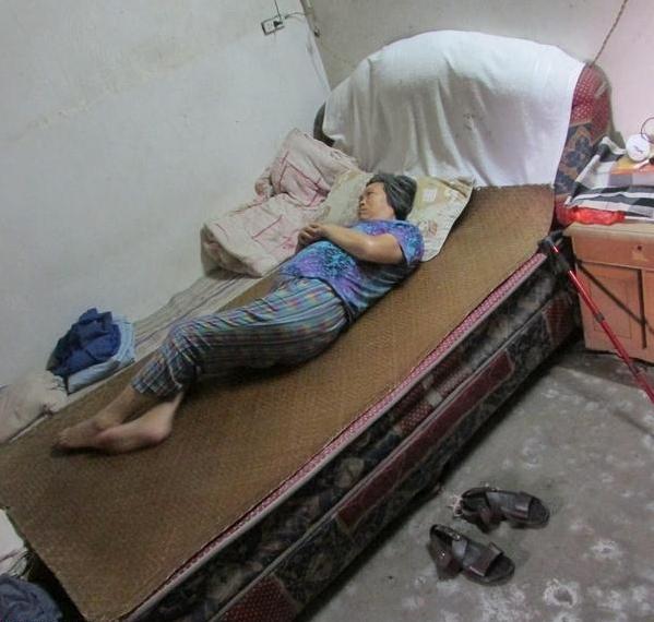 志愿者来走访时,王奶奶就是躺在床上不动的,一直躺着她也很难受。