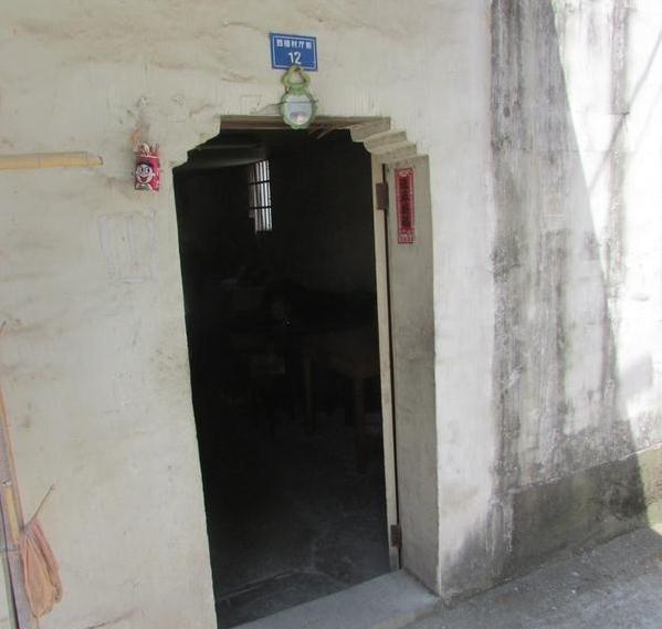王奶奶住的土石房,屋内非常的阴暗潮湿