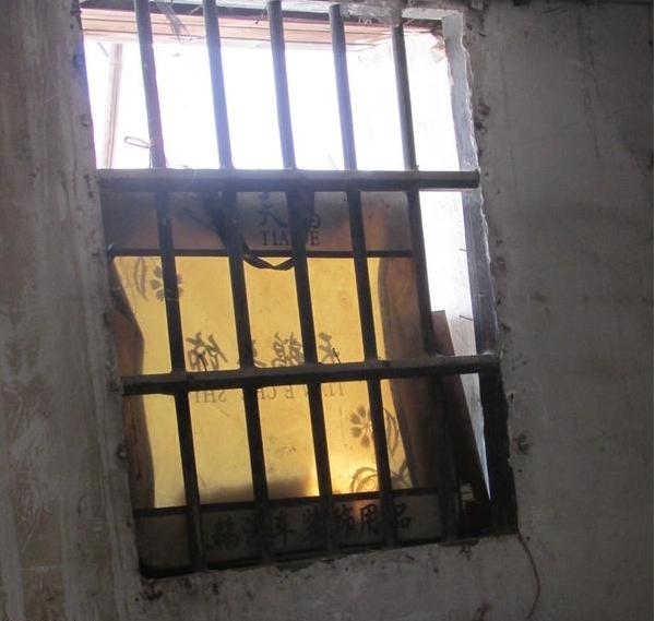 王奶奶家屋内的墙壁受潮很厉害,窗户上的玻璃破了,现在用袋子挡着