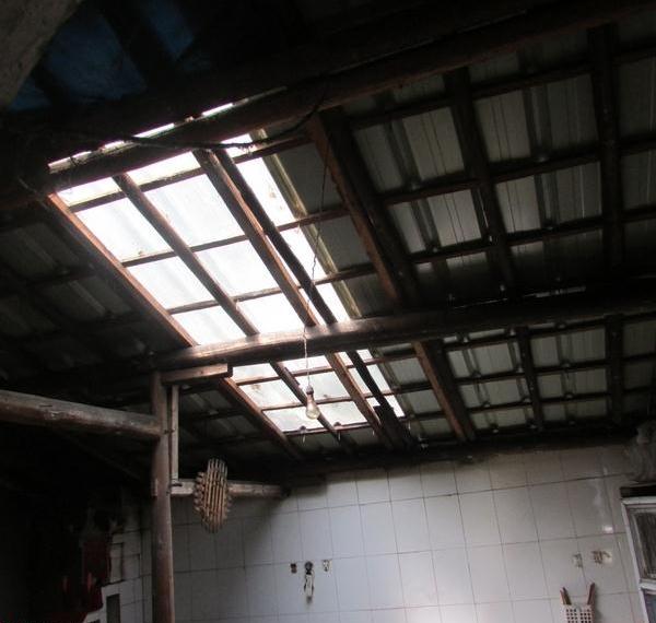 房顶一块瓦也没有了,下雨天会漏雨,家里很潮湿