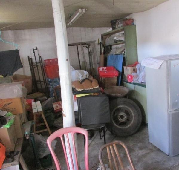 王奶奶家房子不大,里面堆满了各种物品,活动空间很小