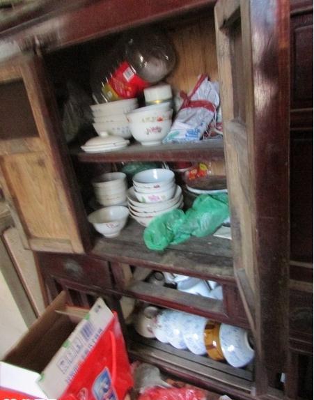 受助人陈菊兰家古老的厨柜,橱柜里面放的都是碗具