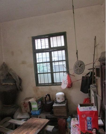 受助人陈菊兰屋内很潮湿,通风效果很差