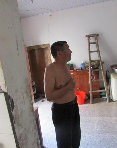 受助人叶德贤的身影看起来很让人怜悯,他很无助