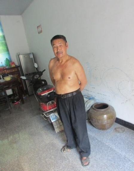 受助人叶德贤在和志愿者讲诉家里的经济情况