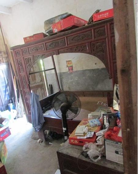 这是受助人叶德贤睡的房子,房间的床铺还是很古老的那种