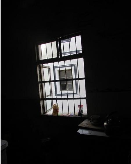 这间房的光线很暗,里面黑黑的什么也看不清楚