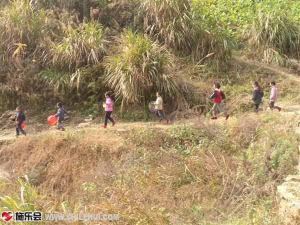 孩子们奔波在崎岖的山道上去取水