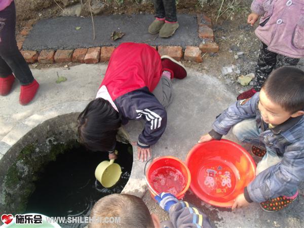 孩子们正在取水