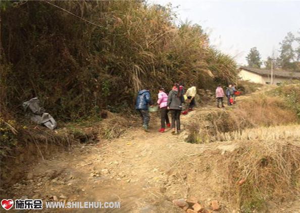 孩子们抬着水,艰难的走在山路上。