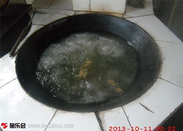 这里的水即便是煮沸了,闻起来也是一股臭味。