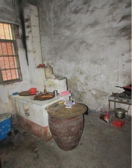 傅池笑家简陋的厨房,没有像样的餐具和调味品