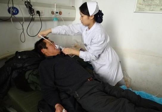 王运棵因为心肺病每天都必须要带氧气罩,不然就是呼吸困难,胸闷