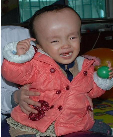 医生协助嘉慧在做训练