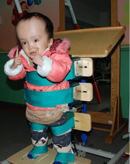 正在练习站立训练