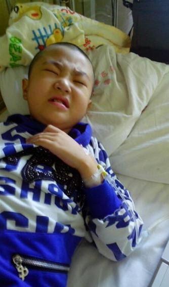 年幼的孩子正在治疗中,正在大声痛哭