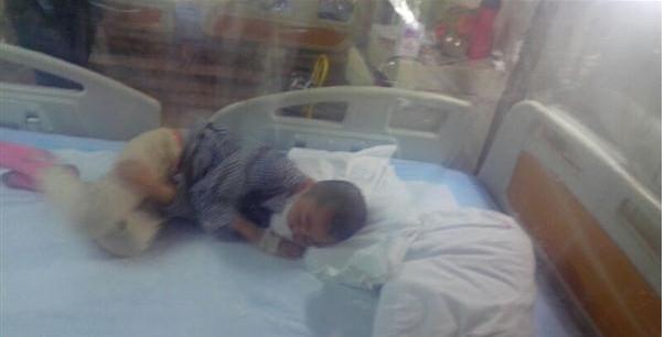 因为疼痛而身体蜷缩在一起的孩子