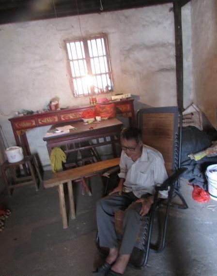 许双龙平时就躺着这张椅子上休息