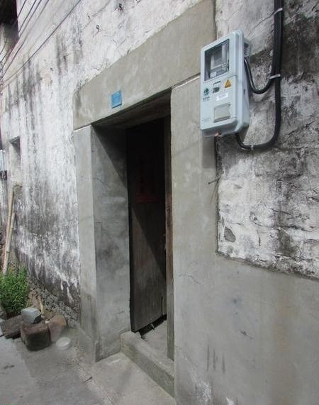 许双龙一个人就是居住在这间简陋的房子里的